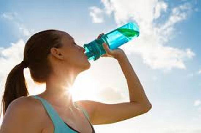 Hạn chế say nắng bằng cách uống đầy đủ nước
